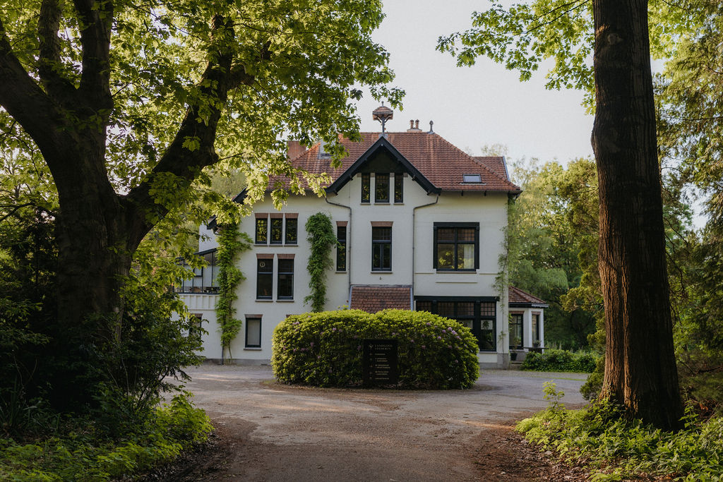 Landgoed Stameren in Maarn: het witte landhuis tussen oude bomen. Het Atelier voor Liefde bevindt zich op Landgoed Stameren.