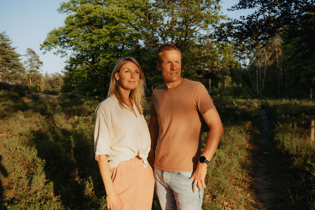 Margo en Joris samen in het avondlicht op de heide