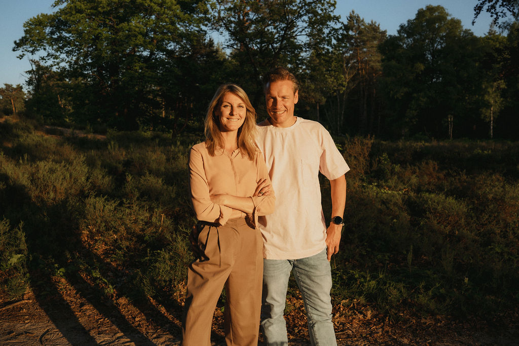 Margo en Joris, relatiecoaches van het Atelier voor Liefde in Maarn (regio Utrecht), samen op de heide in het avondlicht
