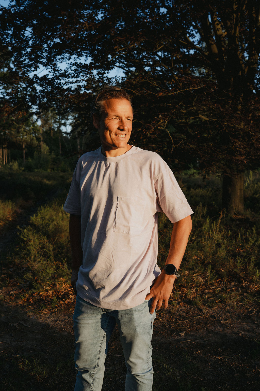 Portret van Joris in het bos bij avondlicht