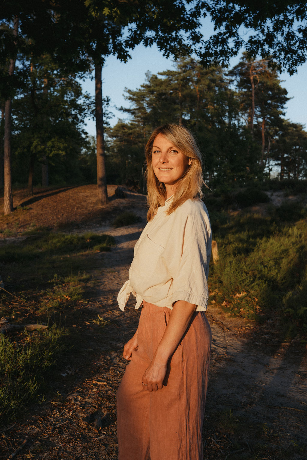 Portret van Margo in het bos bij avondlicht